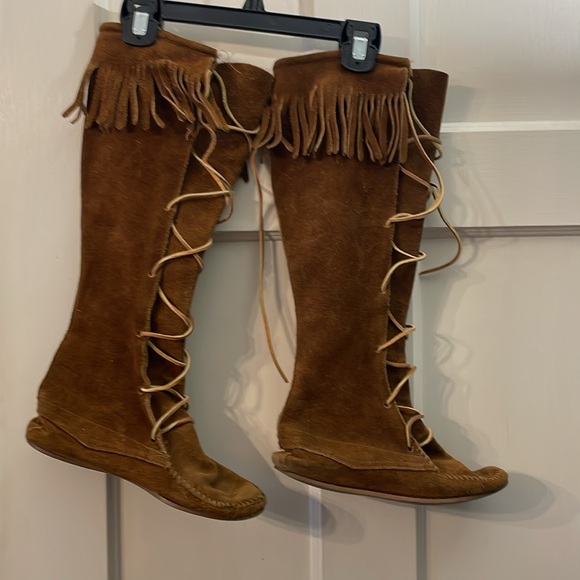 Circa 1970 vintage authentic Minnetonka moccasin lace boots.Leather sole. Size 7 - Picture 2 of 10